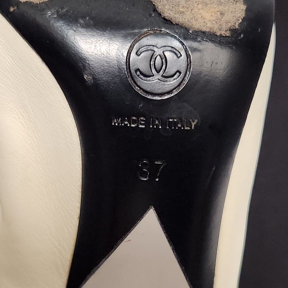 CHANEL Cream and Black CC Logo Kitten Heel Pumps - Picture 14 of 14